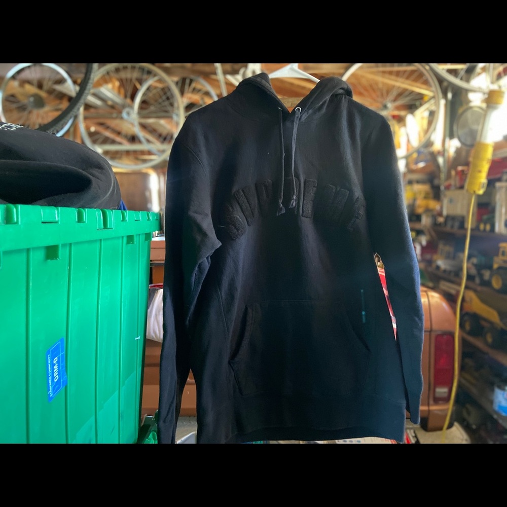 Supreme chinelle arc logo hoodie